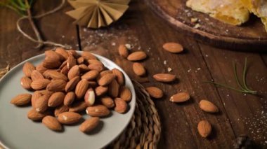 Çıtır hamura sarılmış yumurta ve bademlerden yapılmış hilal şeklinde bir hamur işi. Zanaatkar bir şekilde kesilmiş ve üzerine şeker serpiştirilmiş..