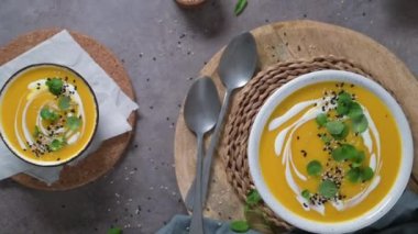 Lezzetli ev yapımı kremalı balkabağı çorbası. Susam tohumlu ve tereli..