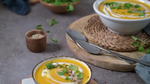 Köstliche Hausgemachte Cremige Kürbissuppe Mit Sahne Mit Sesam Und Brunnenkresse — Stockvideo