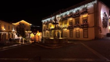 Santa Maria da Feira, Portekiz - Kasım 30 2023: Bir yürüyüşçünün Noel ışıklarıyla süslenmiş şehir sokaklarına bakış açısı. Perlim tema parkındaki dekorasyon aynı kalıyor..
