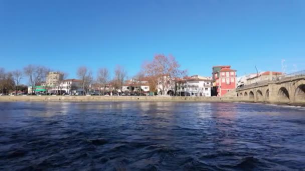 2023年11月22日 葡萄牙查维斯 沿着葡萄牙查维斯的泰米加河城市公园的观点 — 图库视频影像