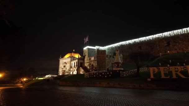 Santa Maria Feira Portekiz Kasım 2023 Bir Yürüyüşçünün Noel Işıklarıyla — Stok video
