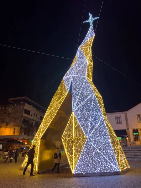 2023年11月30日 葡萄牙圣玛丽亚 达费拉 Santa Maria Feira 一位步行者对城市街道的看法 街道上装饰着圣诞彩灯 整个Perlim主题公园的装饰保持不变 — 图库照片
