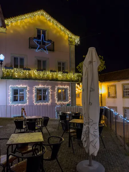 サンタ マリア フィラ ポルトガル 11月30日 2023 クリスマスのライトで装飾された街路のウォーカーの視点 装飾はペリムのテーマパーク全体で同じままです — ストック写真