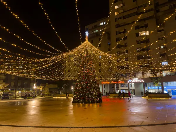 2023年11月30日 葡萄牙 圣若昂达马德拉 一个步行者的观点 城市街道装饰着圣诞彩灯 整个Perlim主题公园的装饰保持不变 — 图库照片