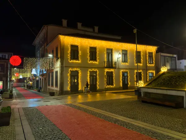 ポルトガルのオリヴィラ アゼミス 10月30日 2023 クリスマスライトで装飾された街路のウォーカーの視点 装飾はペリムのテーマパーク全体で同じままです — ストック写真