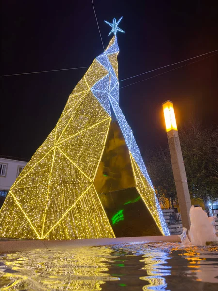 Santa Maria Feira Portekiz Kasım 2023 Bir Yürüyüşçünün Noel Işıklarıyla — Stok fotoğraf