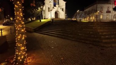 Sao Joao da Madeira, Portekiz - 30 Kasım 2023: Bir yürüyüşçünün Noel ışıklarıyla süslenmiş şehir sokaklarına bakış açısı. Perlim tema parkındaki dekorasyon aynı kalıyor..