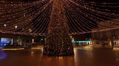 Sao Joao da Madeira, Portekiz - 30 Kasım 2023: Bir yürüyüşçünün Noel ışıklarıyla süslenmiş şehir sokaklarına bakış açısı. Perlim tema parkındaki dekorasyon aynı kalıyor..