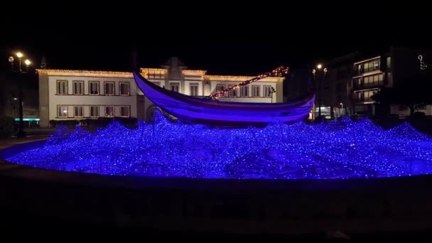Espinho Portekiz Aralık 2023 Bir Yürüyüşçünün Noel Işıklarıyla Süslenmiş Şehir — Stok video