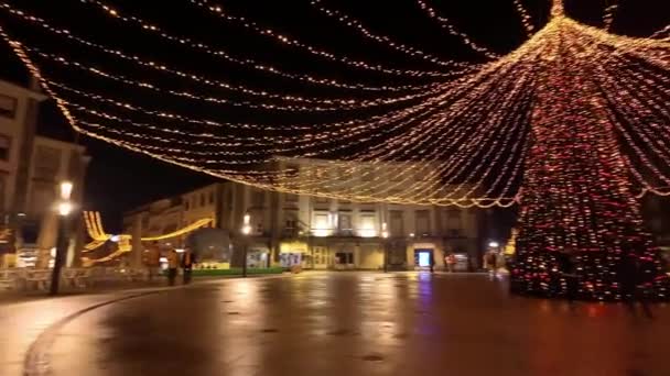포르투갈의 Sao Joao Madeira 2023 크리스마스 불빛으로 거리의 워커의 장식은 — 비디오
