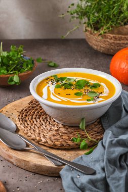 Lezzetli ev yapımı kremalı balkabağı çorbası. Susam tohumlu ve tereli..