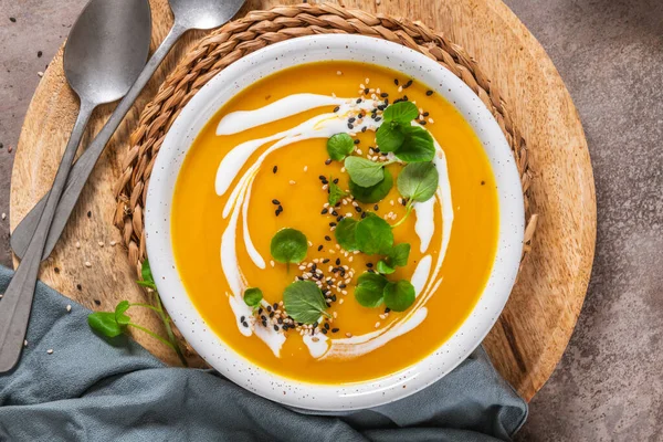 Deilig Hjemmelaget Kremet Gresskar Suppe Med Krem Med Sesamfrø Akryl – stockfoto
