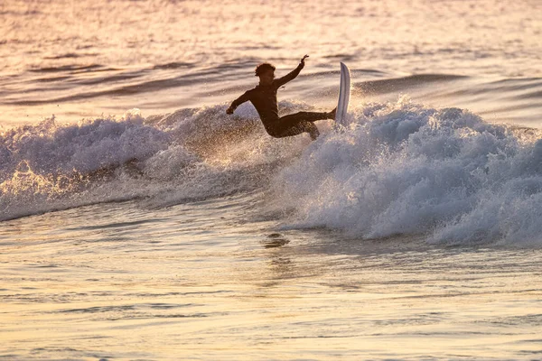 Surfista Jovem Com Roupa Mergulho Desfrutando Ondas Grandes — Fotografia de Stock