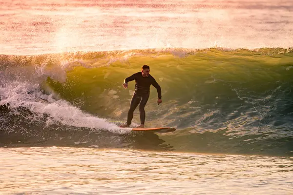 Surfar Sunset Jovem Montando Onda Pôr Sol Estilo Vida Ativo — Fotografia de Stock