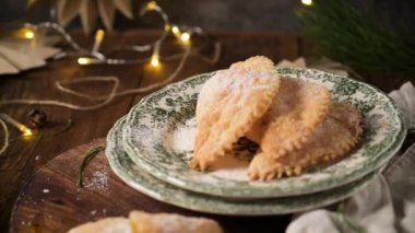 Çıtır hamura sarılmış yumurta ve bademlerden yapılmış hilal şeklinde bir hamur işi. Zanaatkar bir şekilde kesilmiş ve üzerine şeker serpiştirilmiş..