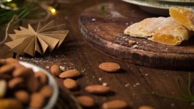 Çıtır hamura sarılmış yumurta ve bademlerden yapılmış hilal şeklinde bir hamur işi. Zanaatkar bir şekilde kesilmiş ve üzerine şeker serpiştirilmiş..