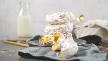 Beyaz jöleli tatlı Portekiz çörekleri. Evde pişmiş çörekler. Basit ve lezzetli bir tatlı..