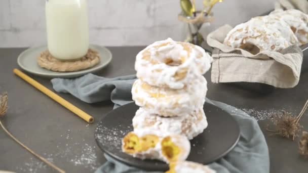 スイートポルトガルドーナツと白い釉薬 ドーナツは自宅で焼きました シンプルで美味しいデザート — ストック動画