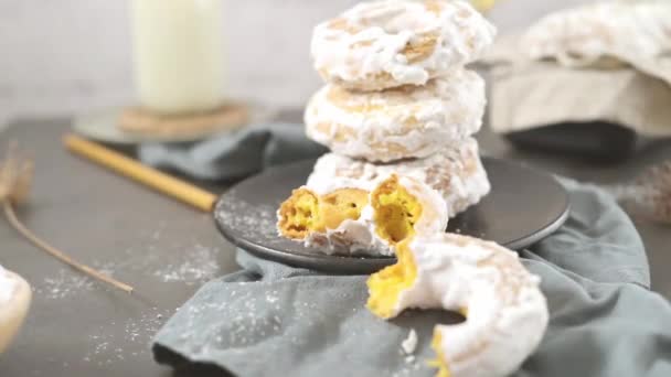 Doce Donuts Portugueses Com Esmalte Branco Donuts Assados Casa Sobremesa — Vídeo de Stock