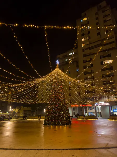 2023年11月30日 葡萄牙 圣若昂达马德拉 一个步行者的观点 城市街道装饰着圣诞彩灯 整个Perlim主题公园的装饰保持不变 — 图库照片