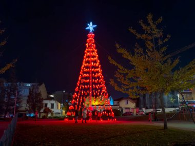 GAYA, PORTUGAL - 4 ARALIK 2023: Şehir sokaklarında Noel süslemeleri. Resmi Noel aydınlatma düğmesi 30 Kasım 'da gerçekleşti.