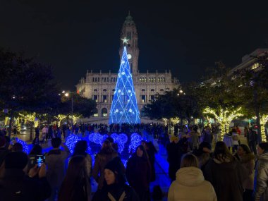 PORTO, PORTUGAL - 4 ARALIK 2023: şehir sokaklarında Noel süslemeleri. Porto enerji tüketimini önceki yıllara oranla% 30 oranında azalttı.