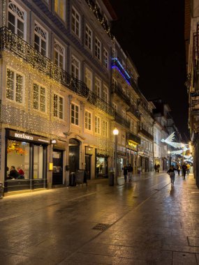 PORTO, PORTUGAL - 4 ARALIK 2023: şehir sokaklarında Noel süslemeleri. Belediye, Noel ışıklandırmasının uygulanmasına 600 bin avro destek verdi.