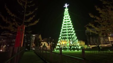 GAYA, PORTUGAL - 4 ARALIK 2023: Şehir sokaklarında Noel süslemeleri. Resmi Noel aydınlatma düğmesi 30 Kasım 'da gerçekleşti.