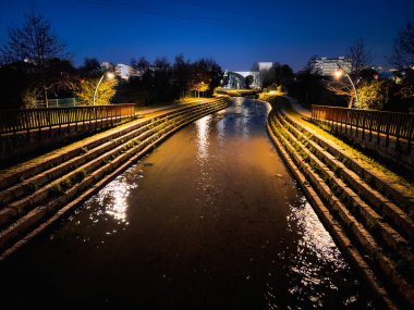 Portekiz, Ovar şehir parkında sonbahar gecesinin panoramik görüntüsü.