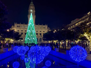 PORTO, PORTUGAL - 4 ARALIK 2023: şehir sokaklarında Noel süslemeleri. Porto enerji tüketimini önceki yıllara oranla% 30 oranında azalttı.