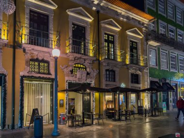 PORTO, PORTUGAL - 4 ARALIK 2023: şehir sokaklarında Noel süslemeleri. Belediye, Noel ışıklandırmasının uygulanmasına 600 bin avro destek verdi.