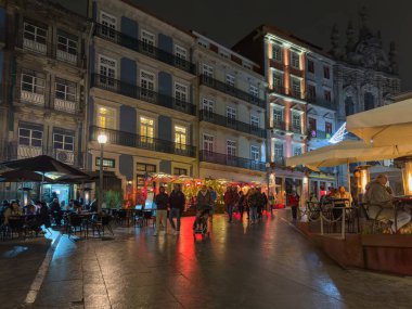 PORTO, PORTUGAL - 4 ARALIK 2023: şehir sokaklarında Noel süslemeleri. Belediye, Noel ışıklandırmasının uygulanmasına 600 bin avro destek verdi.