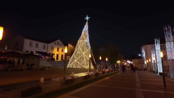 2023年12月2日 葡萄牙圣玛丽亚 达费拉 一位步行者对城市街道的看法 街道上装饰着圣诞彩灯 整个Perlim主题公园的装饰保持不变 — 图库视频影像