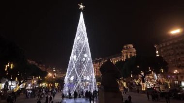 PORTO, PORTUGAL - 8 ARALIK 2023: şehir sokaklarında Noel süslemeleri. Aliados 'taki gece hayatı..