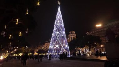 PORTO, PORTUGAL - 8 ARALIK 2023: şehir sokaklarında Noel süslemeleri. Aliados 'taki gece hayatı..