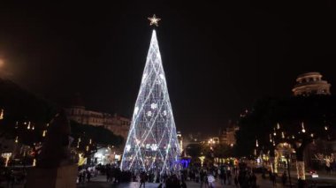 PORTO, PORTUGAL - 8 ARALIK 2023: şehir sokaklarında Noel süslemeleri. Aliados 'taki gece hayatı..