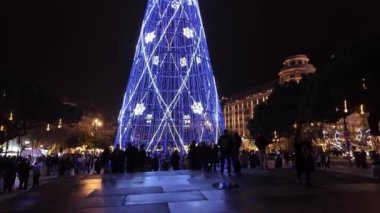 PORTO, PORTUGAL - 8 ARALIK 2023: şehir sokaklarında Noel süslemeleri. Aliados 'taki gece hayatı..