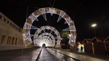 MATOSINHOS, PORTUGAL 8 ARALIK 2023: şehir sokaklarında Noel süslemeleri. Noel pazarı.