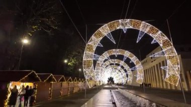 MATOSINHOS, PORTUGAL 8 ARALIK 2023: şehir sokaklarında Noel süslemeleri. Chistmas Pazarı.