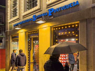 PORTO, PORTUGAL - 4 ARALIK 2023: şehir sokaklarında Noel süslemeleri. Belediye, Noel ışıklandırmasının uygulanmasına 600 bin avro destek verdi.