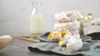 Beyaz jöleli tatlı Portekiz çörekleri. Evde pişmiş çörekler. Basit ve lezzetli bir tatlı..