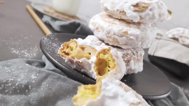 Γλυκά Πορτογαλικά Ντόνατς Λευκό Γλάσο Ντόνατς Ψημένα Στο Σπίτι Απλό — Αρχείο Βίντεο
