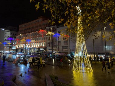 PORTO, PORTUGAL - 8 ARALIK 2023: şehir sokaklarında Noel süslemeleri. Praca da Batalha 'da Noel Pazarı.