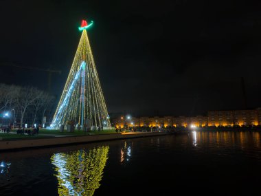 AVEIRO, PORTUGAL - 9 ARALIK 2023: Şehir sokaklarında Noel süsleri.