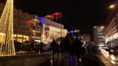 PORTO, PORTUGAL - 8 ARALIK 2023: şehir sokaklarında Noel süslemeleri. Praca da Batalha 'da Noel Pazarı.