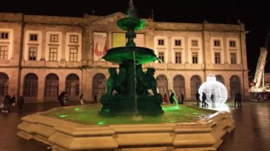 PORTO, PORTUGAL - 8 ARALIK 2023: şehir sokaklarında Noel süslemeleri. Praca dos Leos 'ta gece hayatı.