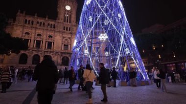 PORTO, PORTUGAL - 8 ARALIK 2023: şehir sokaklarında Noel süslemeleri. Aliados 'taki gece hayatı..