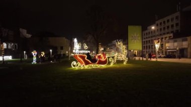 MATOSINHOS, PORTUGAL 8 ARALIK 2023: şehir sokaklarında Noel süslemeleri. Chistmas Pazarı.