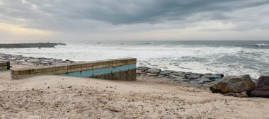 OVAR, PORTUGAL - 11 Aralık 2023: Alçak gel-git Ovar 'daki Furadouro' nun güney sahilinde kumdan geriye kalanları ortaya çıkarır..